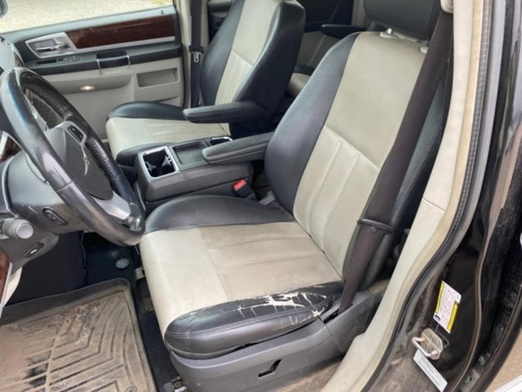 2010-chrysler-town-&-country-image-27
