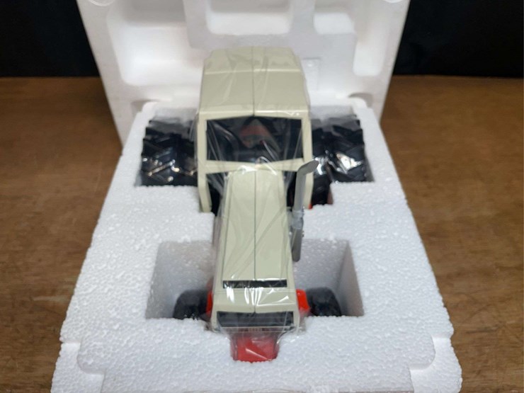 1/16-case-david-brown-2390-2008-ttt-nib-ertl-image-3