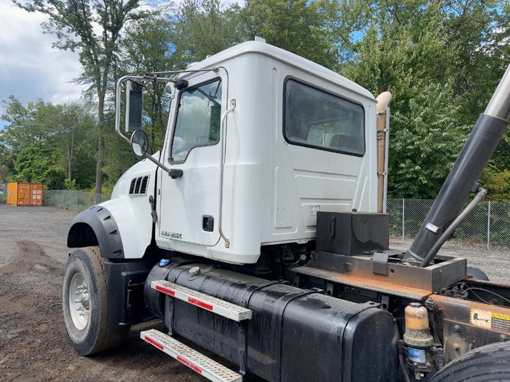 2017-mack-granite-gu713-image-16