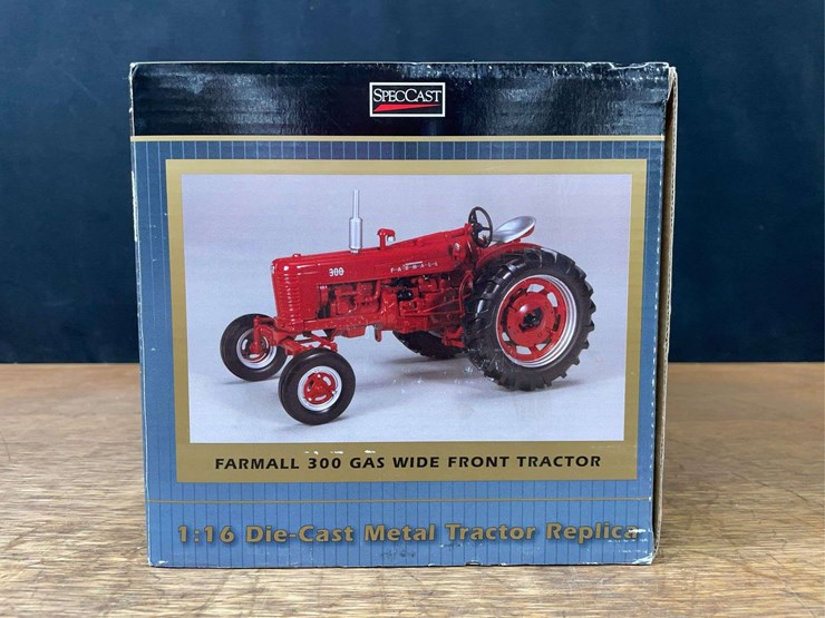 1/16-farmall-300-nib-sc-image-3