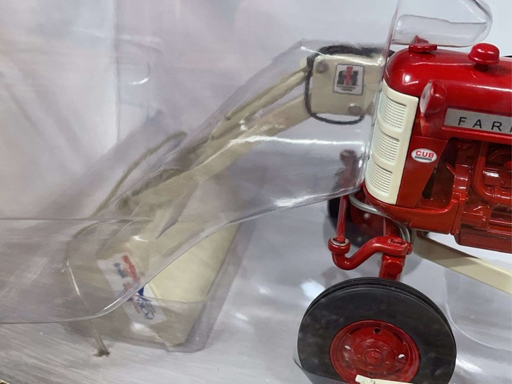 1/16-farmall-560-cub-w/loader-2013-pork-expo-nib-sc-image-11