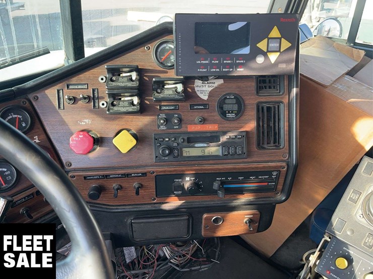 2005-freightliner-fld112-image-13