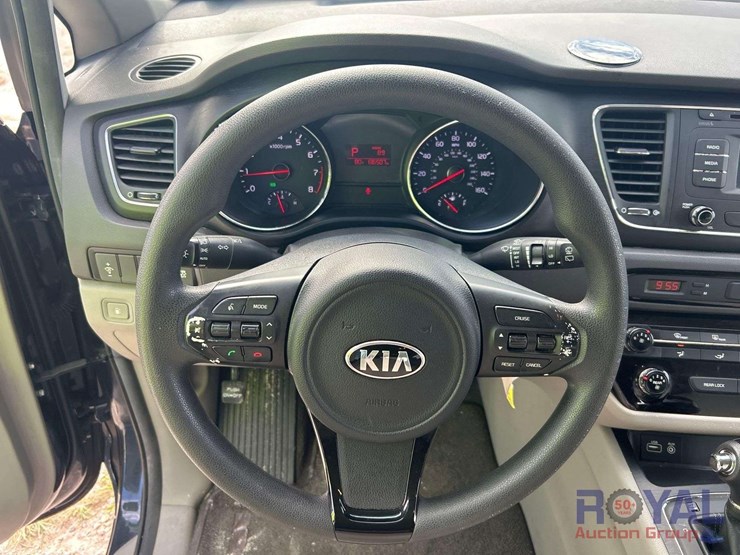 2017-kia-sedona-lx-image-11