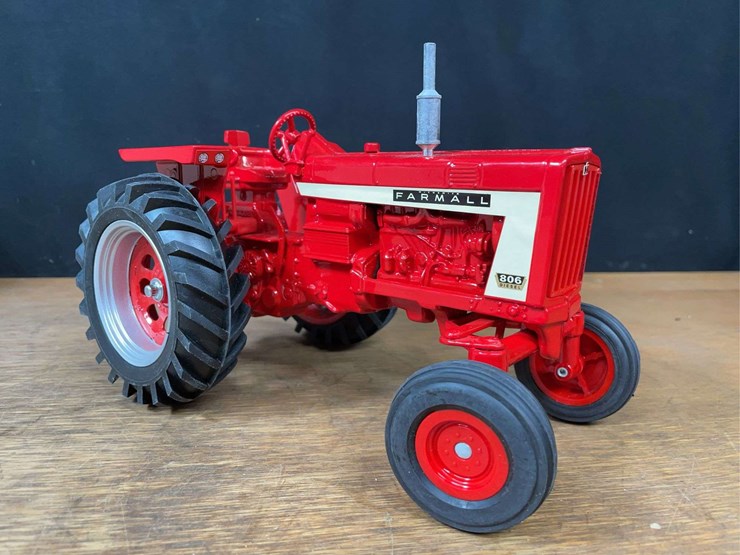 1/16-farmall-806-nib-sm-image-9