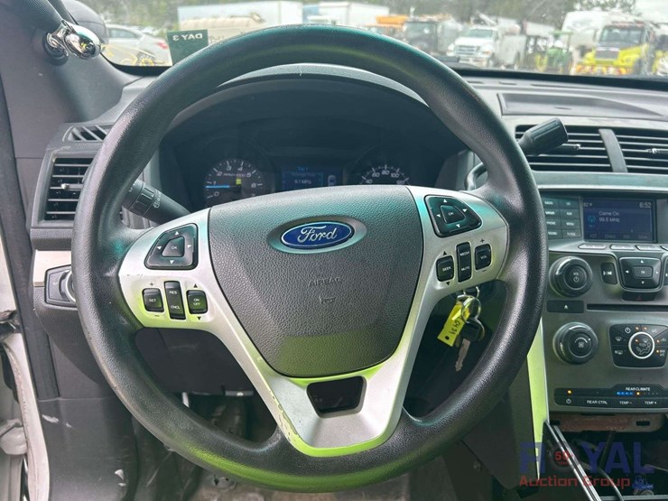 2015-ford-explorer-image-12