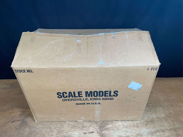 1/8-farmall-450-nib-sm-image-10
