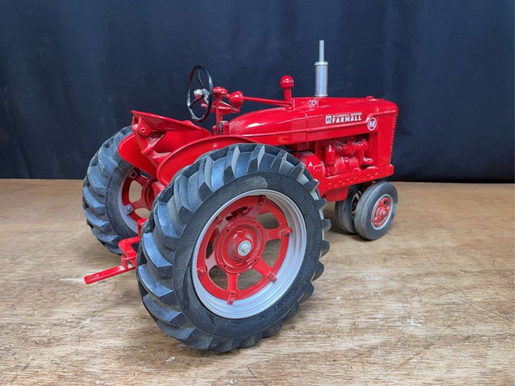 1/8-farmall-m-nib-sm-image-7