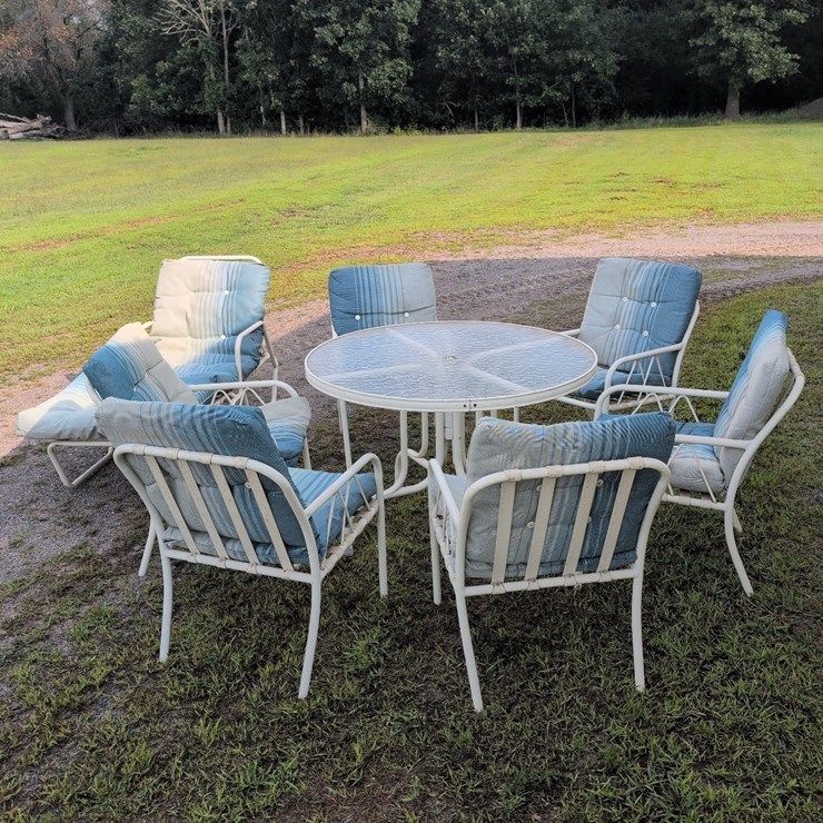 8 piece Patio set with cushions + umbrella