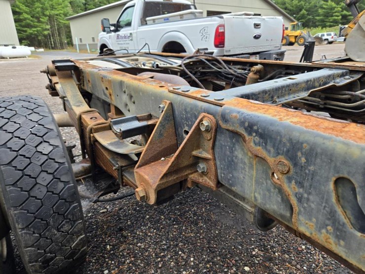 2010-ford-f550-image-32