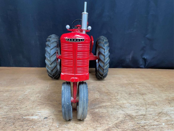 1/8-farmall-m-nib-sm-image-10