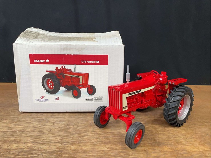 1/16-farmall-806-nib-sm-image-1