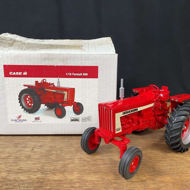 1/16 Farmall 806 NIB SM