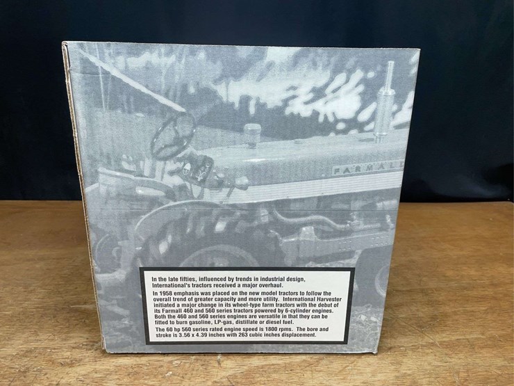 1/8-farmall-560-collector-nib-sm-image-8