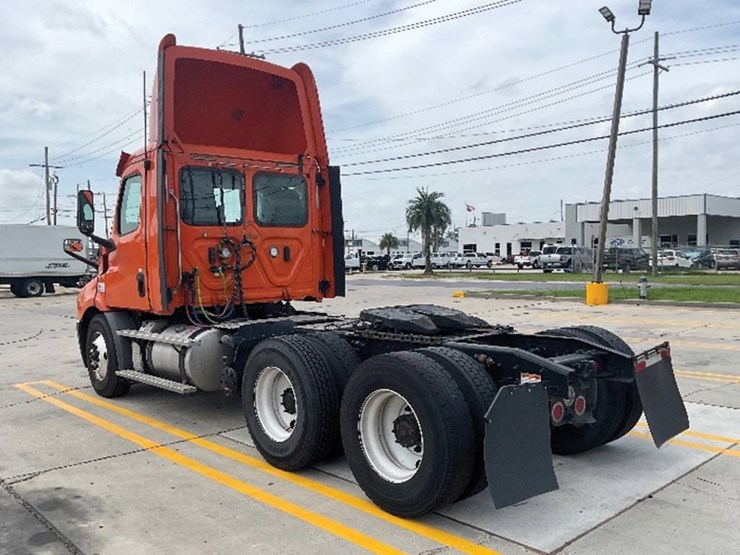 2019-freightliner-cascadia-116-image-2
