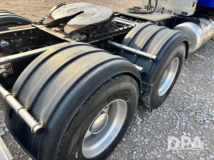 2019-peterbilt-567-image-42