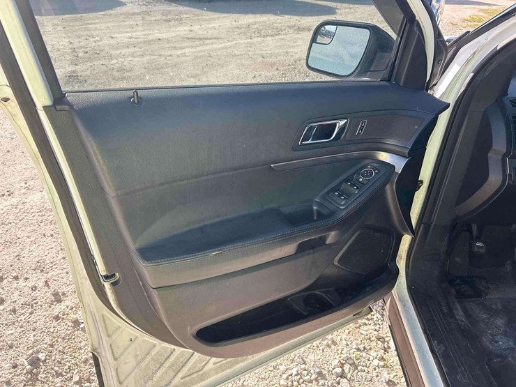 2016-ford-explorer-image-13