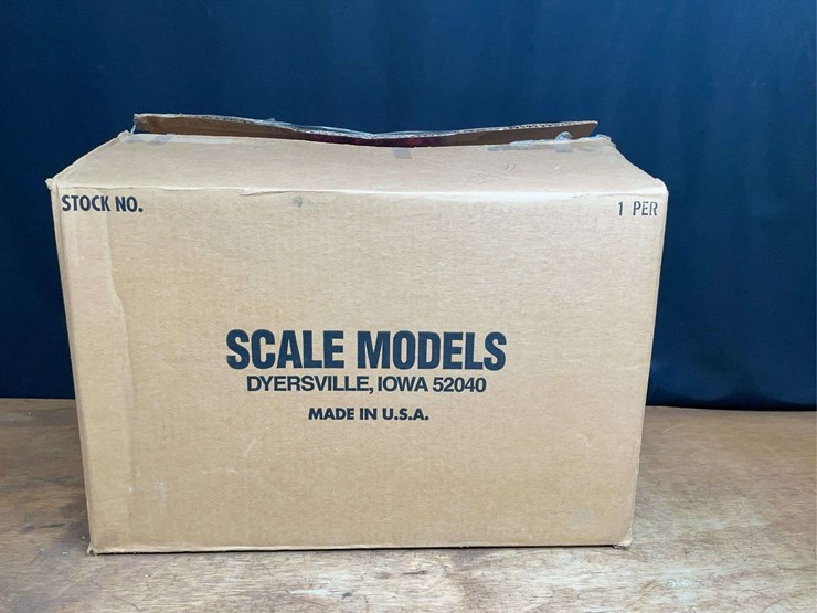 1/8-farmall-450-nib-sm-image-12