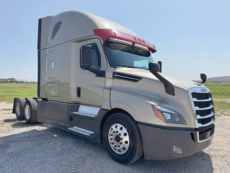 2021-freightliner-cascadia-126-image-1