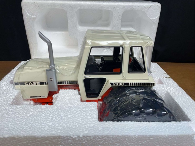 1/16-case-david-brown-2390-2008-ttt-nib-ertl-image-2