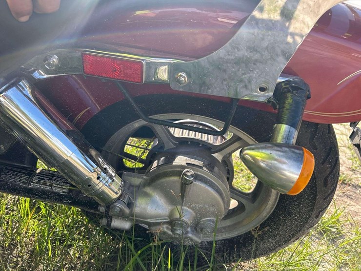 1999-honda-vt1100c-motorcycle-image-15