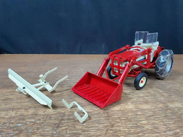 1/16-ih-460-2009-red-power-nib-ertl-image-2