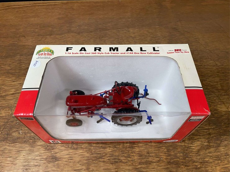 1/16-farmall-cub-w/cultivator-2011-sfts-nib-sc-image-2