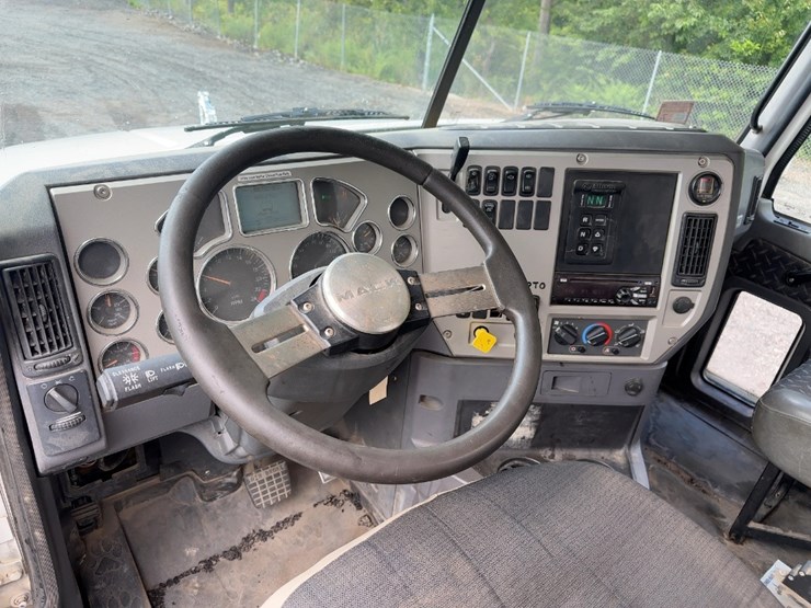 2017-mack-granite-gu713-image-34