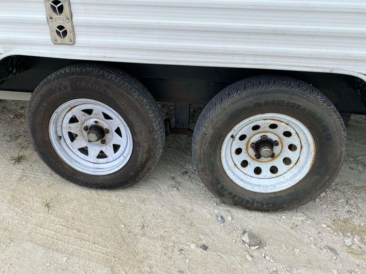 2004-cherokee-lite-28a-30ft-t/a-travel-trailer-image-22