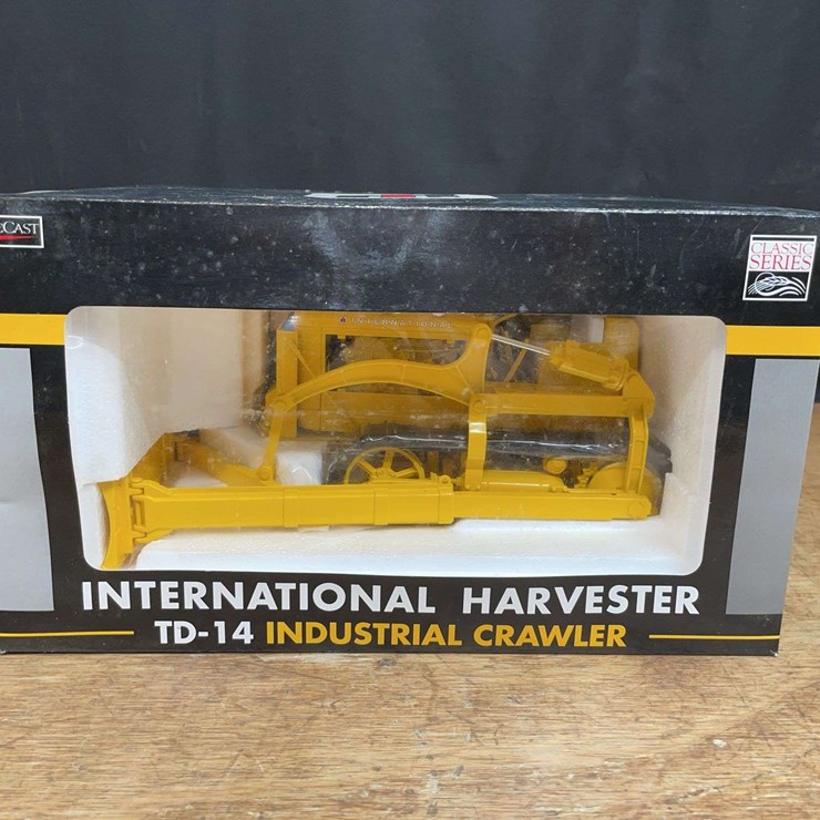 1/16 IH TD-14 Industrial Crawler NIB SC