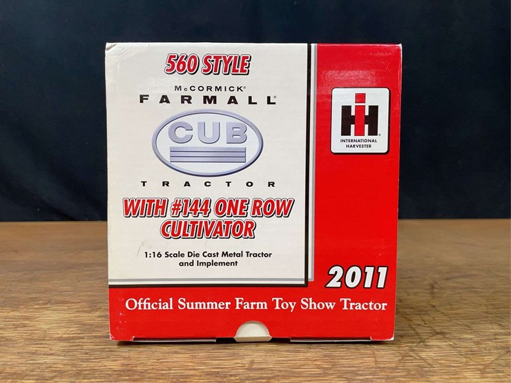 1/16-farmall-cub-w/cultivator-2011-sfts-nib-sc-image-5