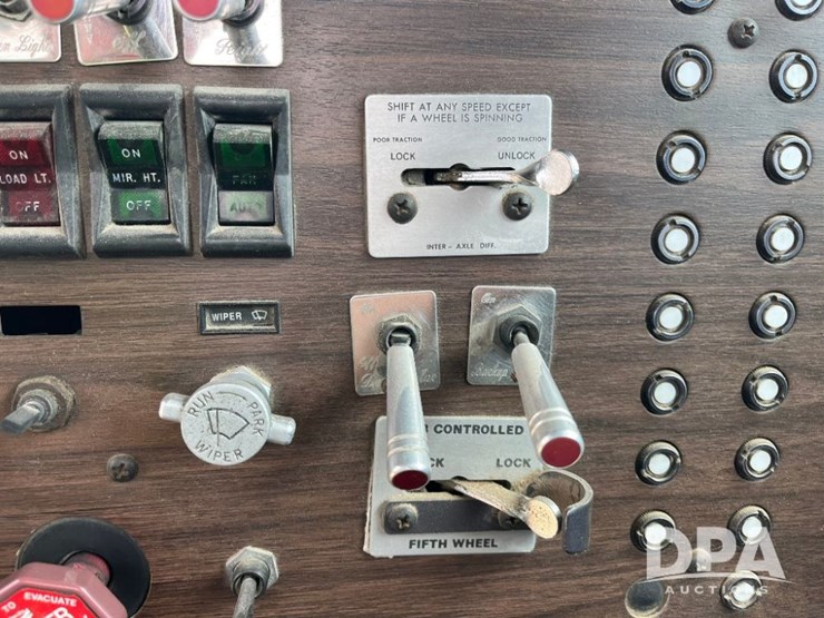 1984-peterbilt-359-image-59