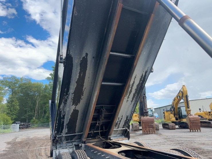 2017-mack-granite-gu713-image-23
