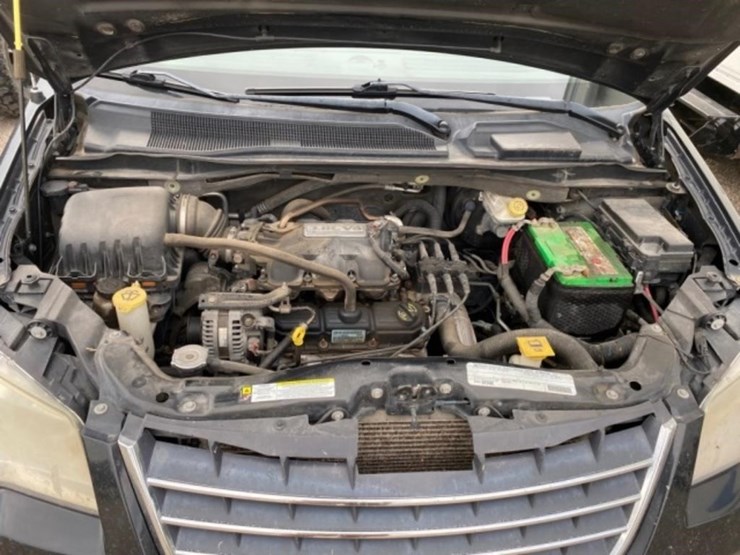 2010-chrysler-town-&-country-image-62