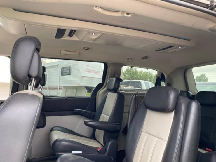 2010-chrysler-town-&-country-image-57