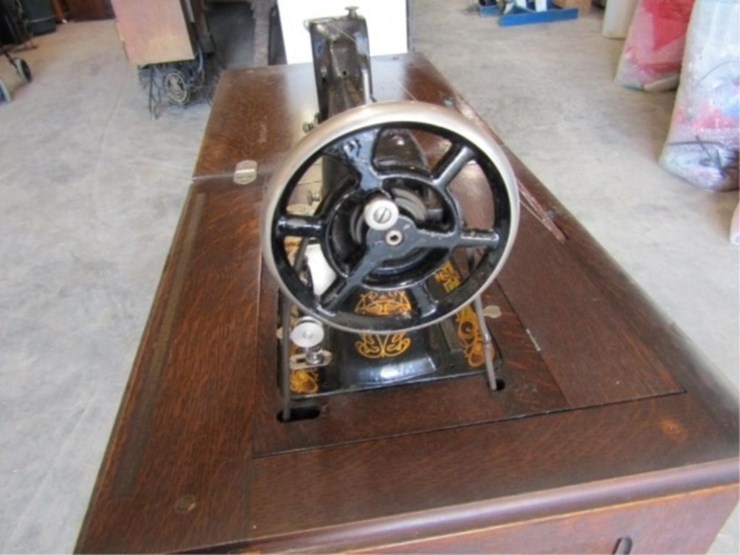 illionois-sewing-machine-co.-new-royal-a-sewing-image-9