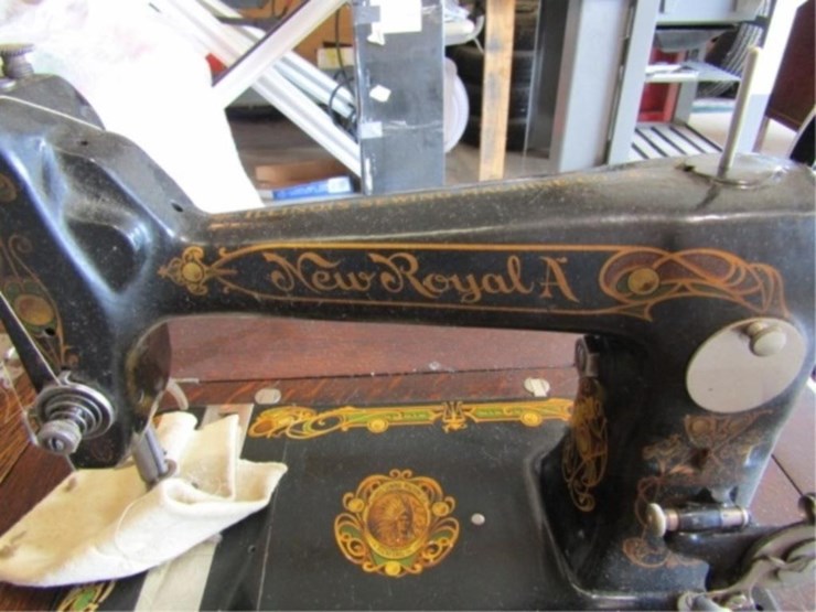 illionois-sewing-machine-co.-new-royal-a-sewing-image-4