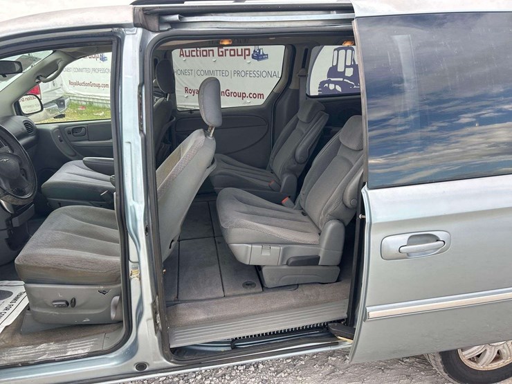 2006-chrysler-town-&-country-image-14