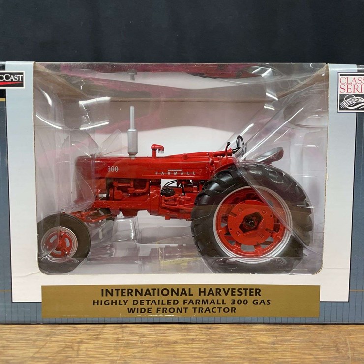 1/16 Farmall 300 NIB SC