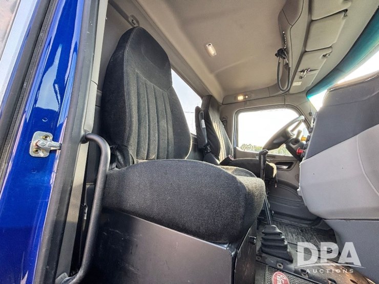 2019-peterbilt-567-image-78