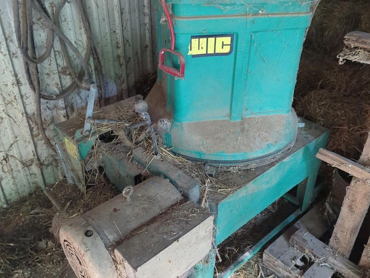 wic-electric-bedding-chopper
wic-jic-electric-bedding-/-silage-chopper/blower-with-hopper-and-blower-pipe-image-2