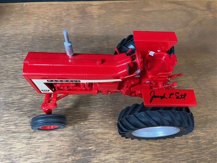 1/16-farmall-806-nib-sm-image-4