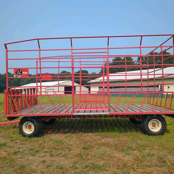 EZ Trail Kicker Rack and Running Gear 18' long x 10'8" wide, slight twist in pole
(Stored Inside)