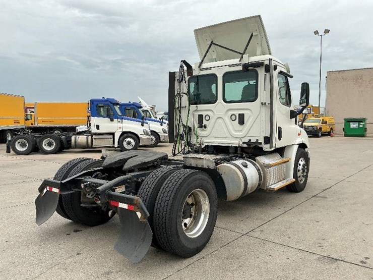 2017-freightliner-cascadia-113-image-2