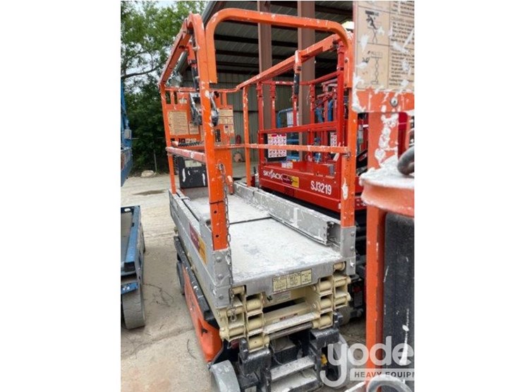2011-jlg-1930es-image-1