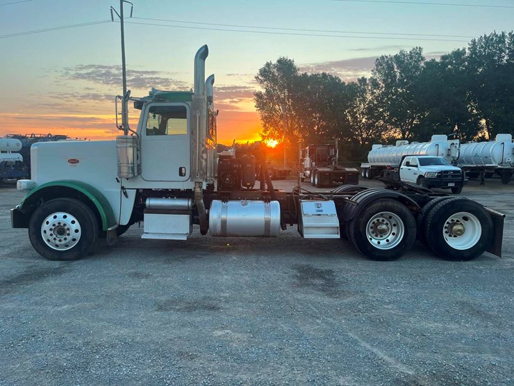 2012-peterbilt-388-image-3