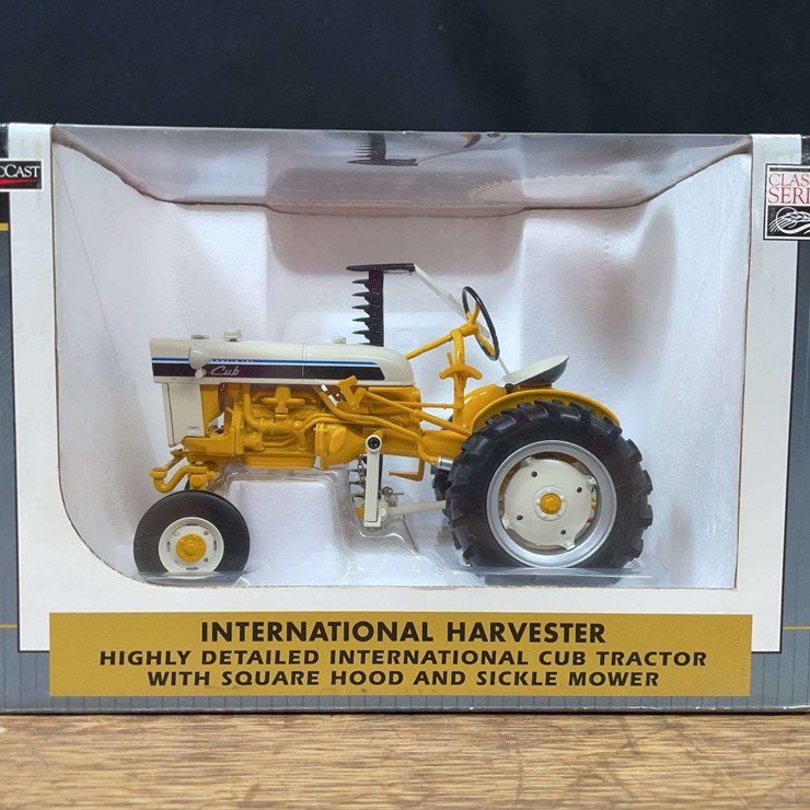 1/16 IH Cub w/Mower 2012 Iowa FFA NIB SC
