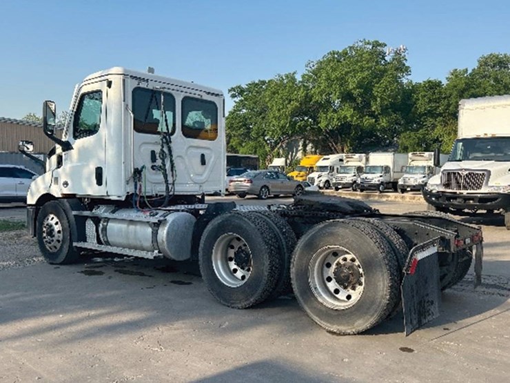2020-freightliner-cascadia-116-image-2