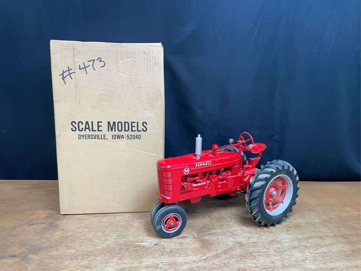1/8-farmall-m-1995-fps-nib-sm-image-1