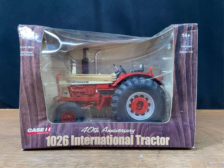 1/16-ih-1026-gold-demonstrator-40th-anniversary-nib-ertl-image-1