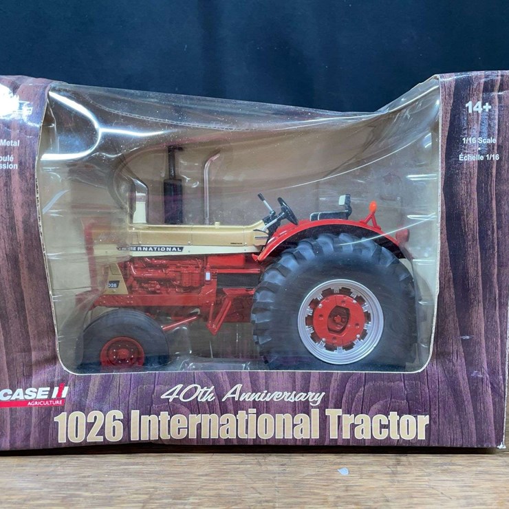 1/16 IH 1026 Gold Demonstrator 40th Anniversary NIB Ertl